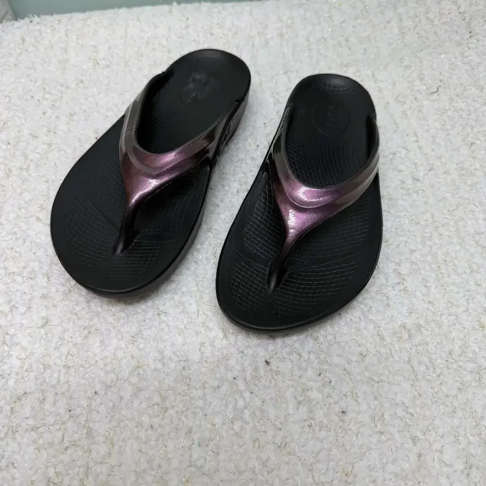 OOFOS Women's OOlala Luxe Recovery Sandal Metallic Black Purple Size W6